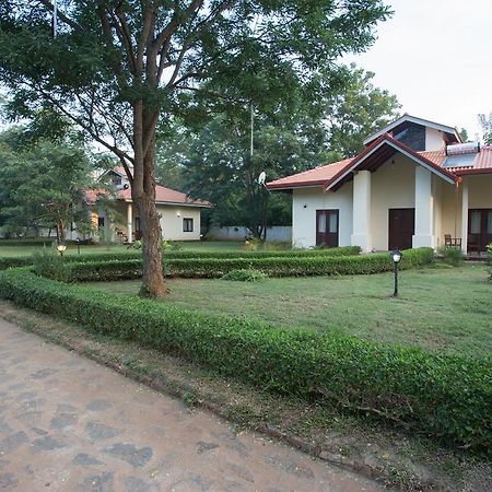 Hotel Chenra Kataragama Bagian luar foto