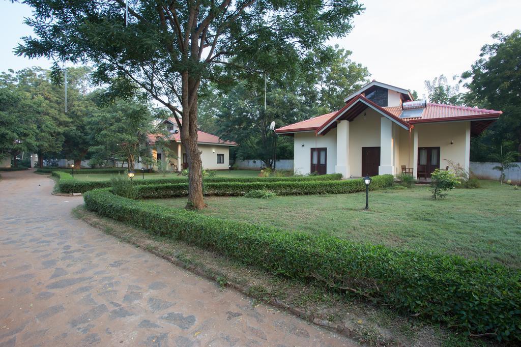 Hotel Chenra Kataragama Bagian luar foto