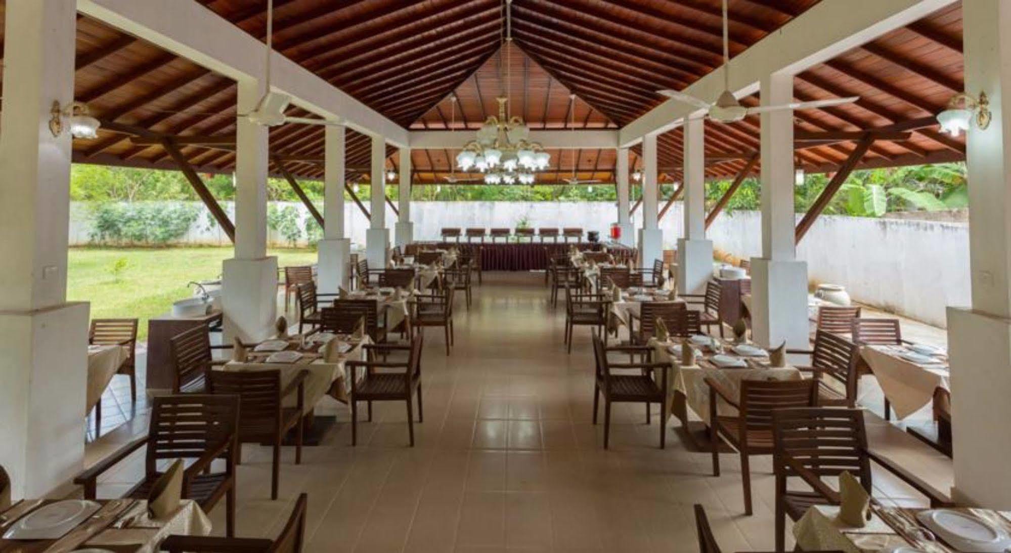 Hotel Chenra Kataragama Bagian luar foto