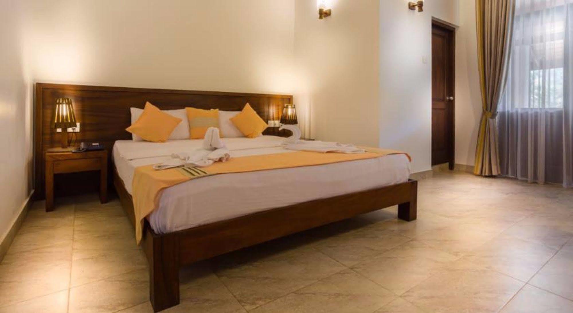 Hotel Chenra Kataragama Bagian luar foto