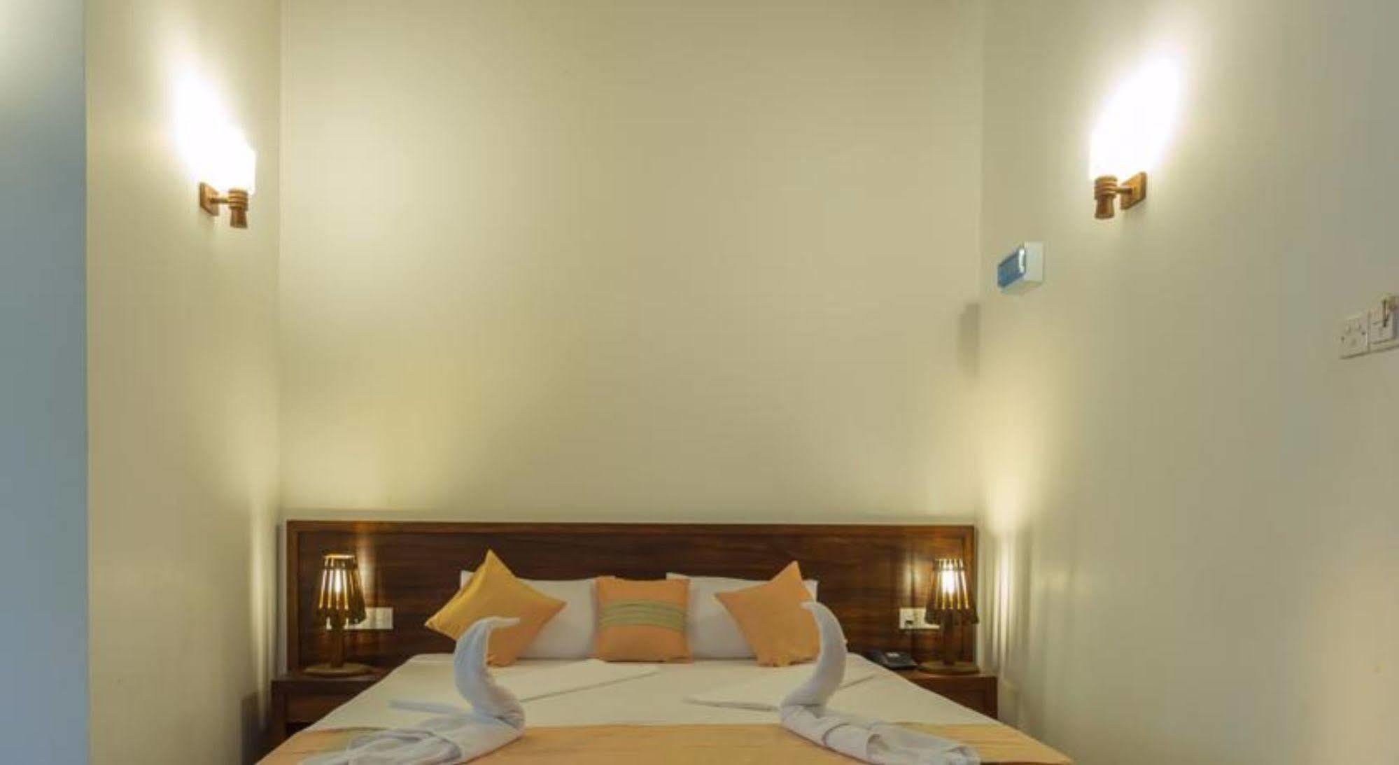 Hotel Chenra Kataragama Bagian luar foto