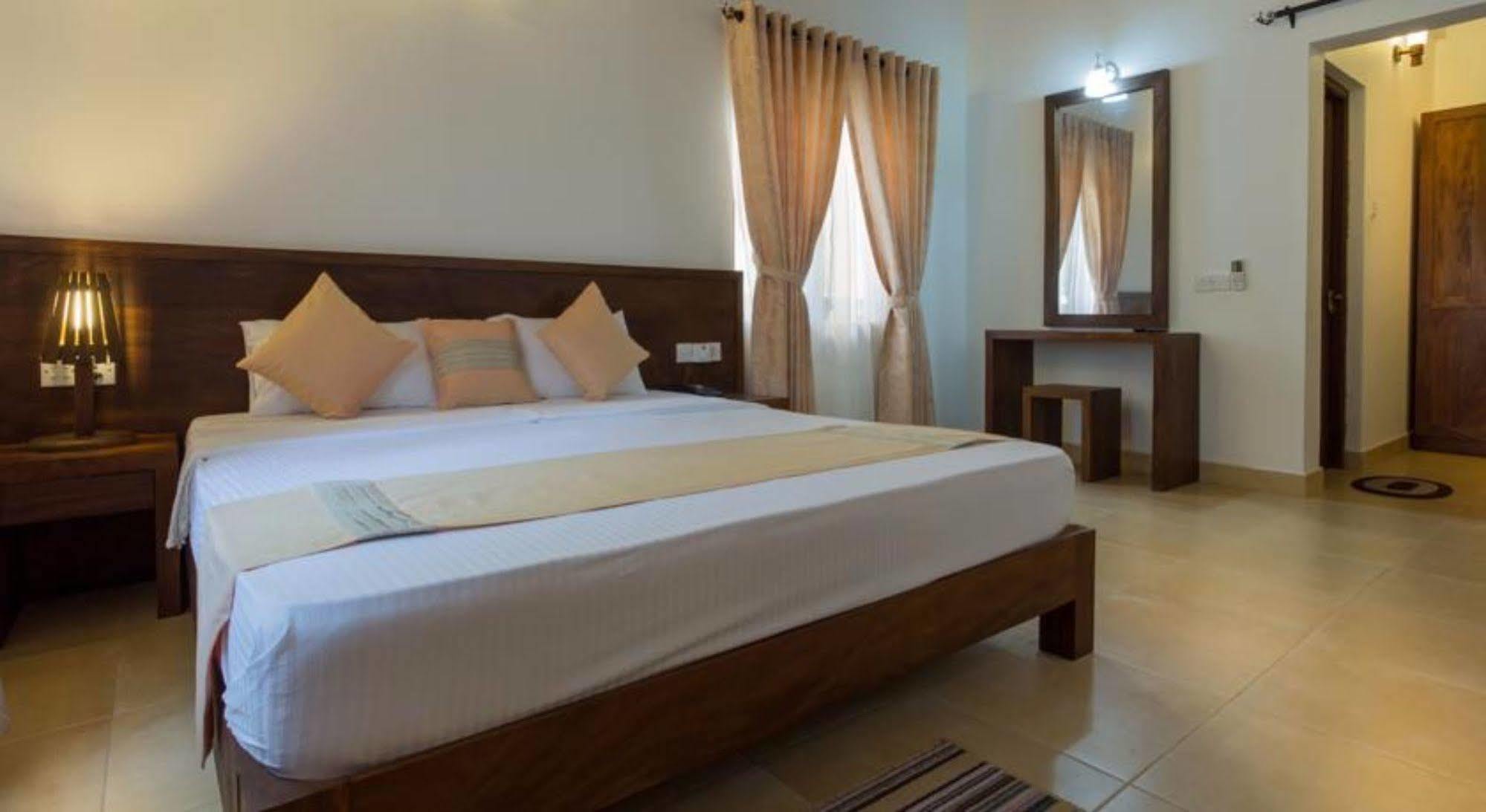 Hotel Chenra Kataragama Bagian luar foto