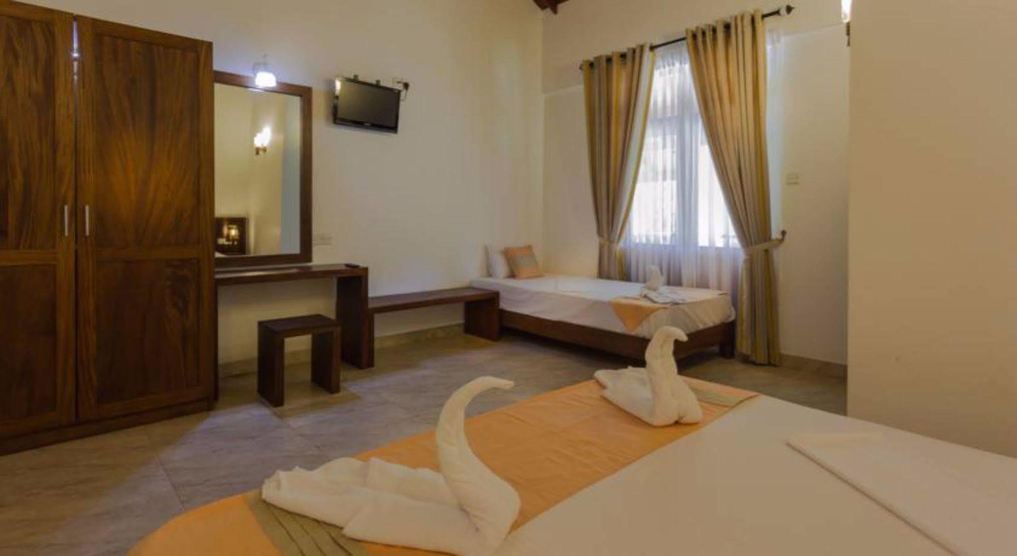 Hotel Chenra Kataragama Bagian luar foto