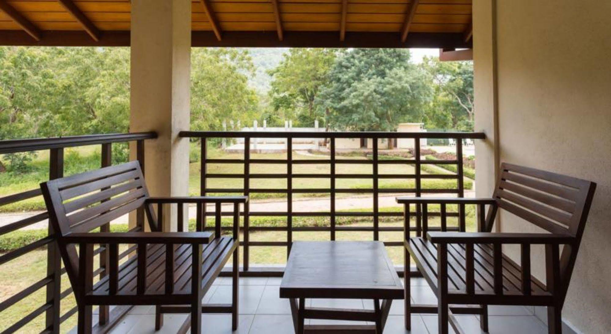 Hotel Chenra Kataragama Bagian luar foto