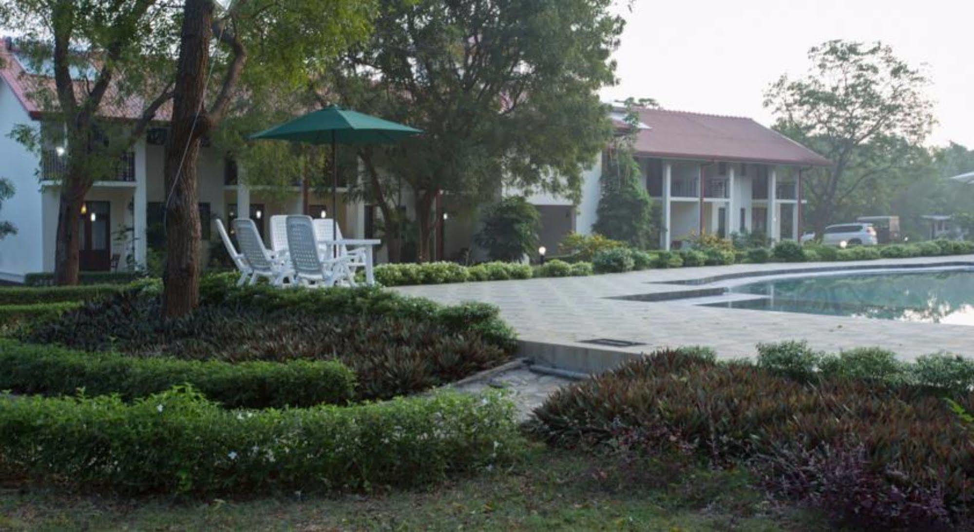 Hotel Chenra Kataragama Bagian luar foto
