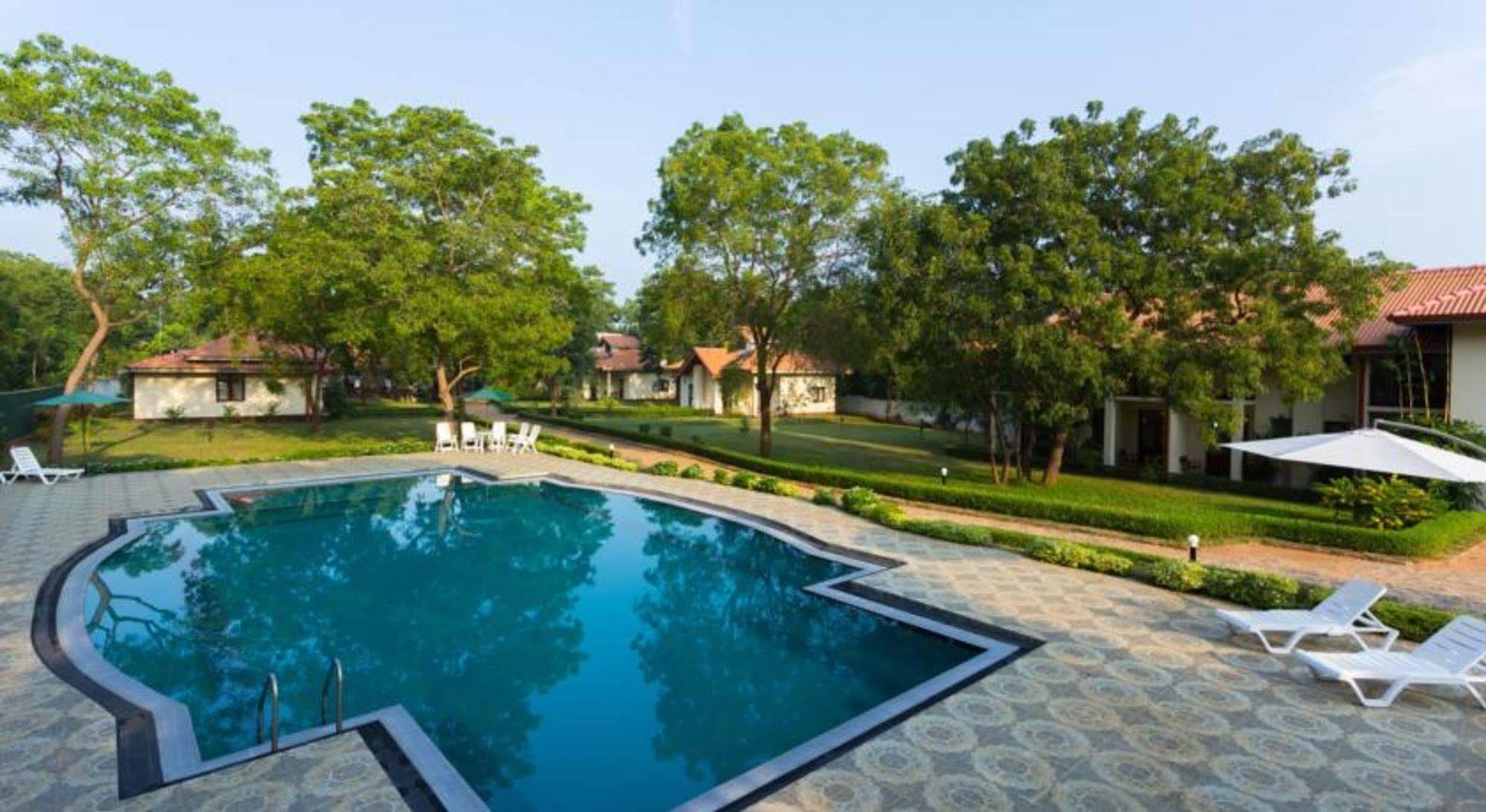 Hotel Chenra Kataragama Bagian luar foto
