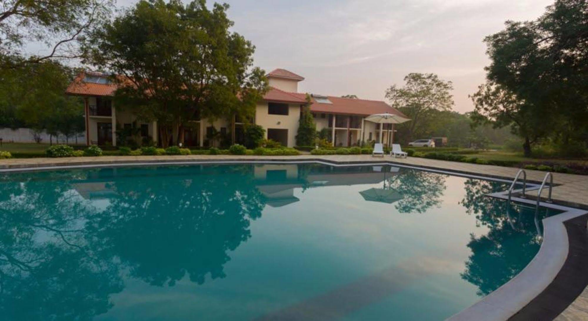 Hotel Chenra Kataragama Bagian luar foto