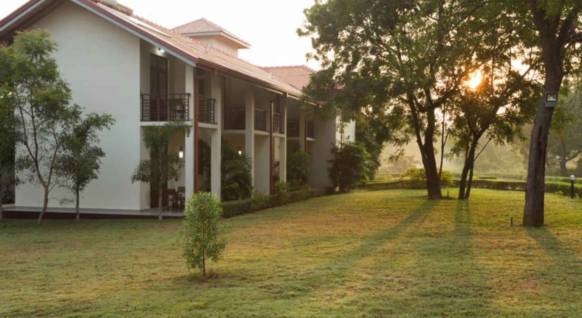 Hotel Chenra Kataragama Bagian luar foto
