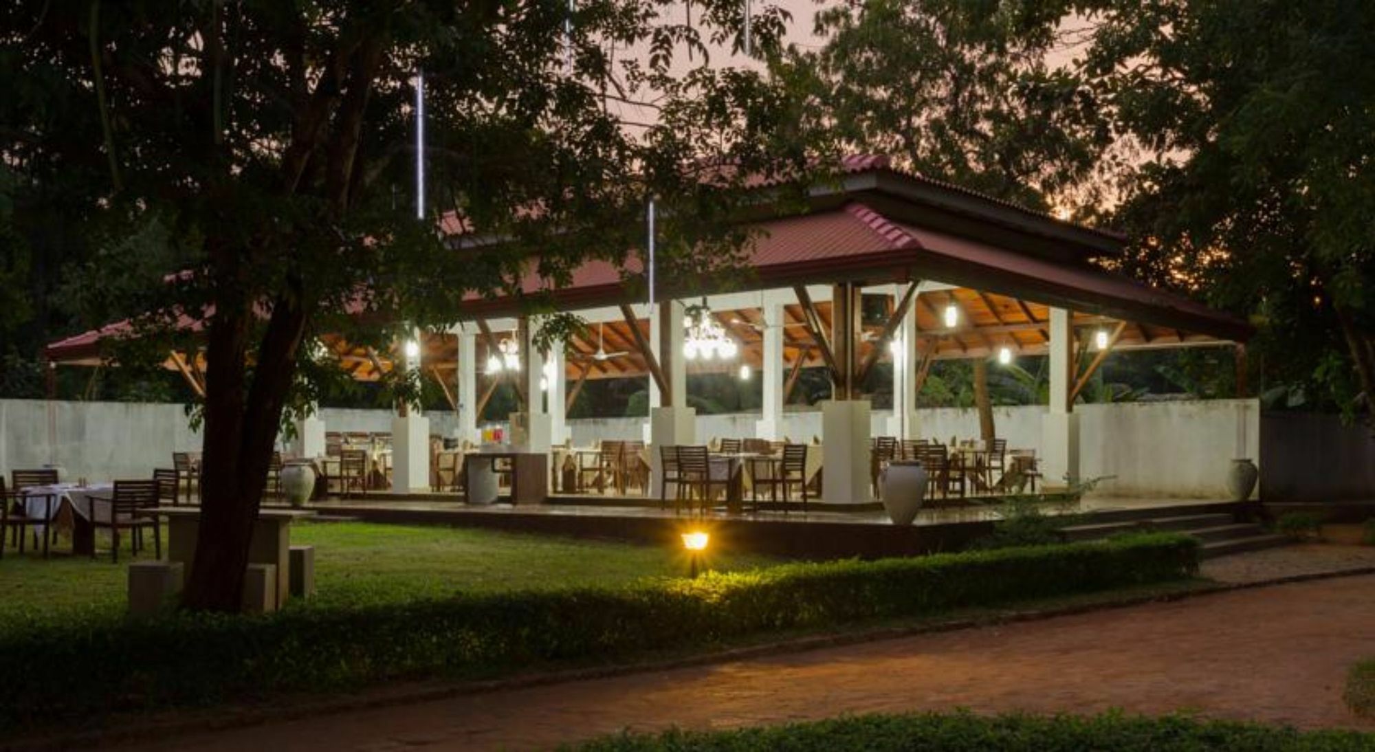 Hotel Chenra Kataragama Bagian luar foto