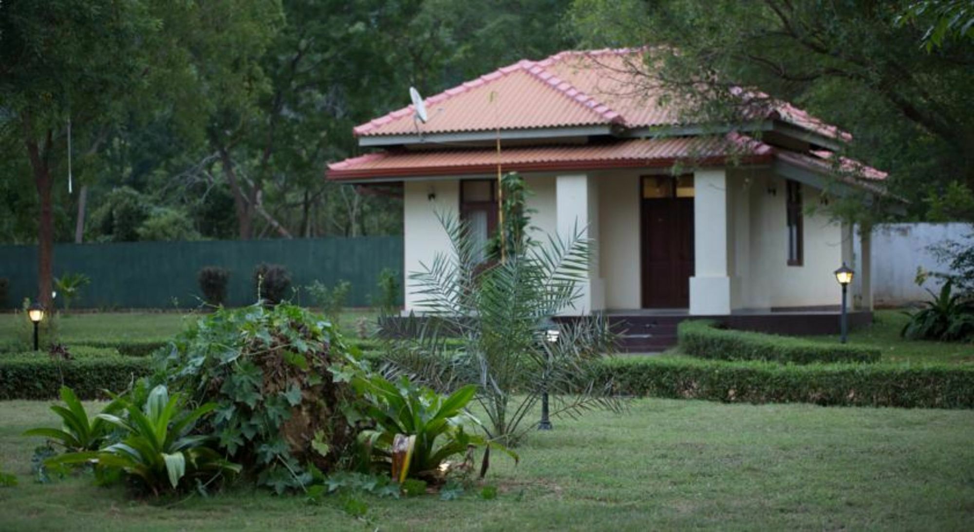 Hotel Chenra Kataragama Bagian luar foto