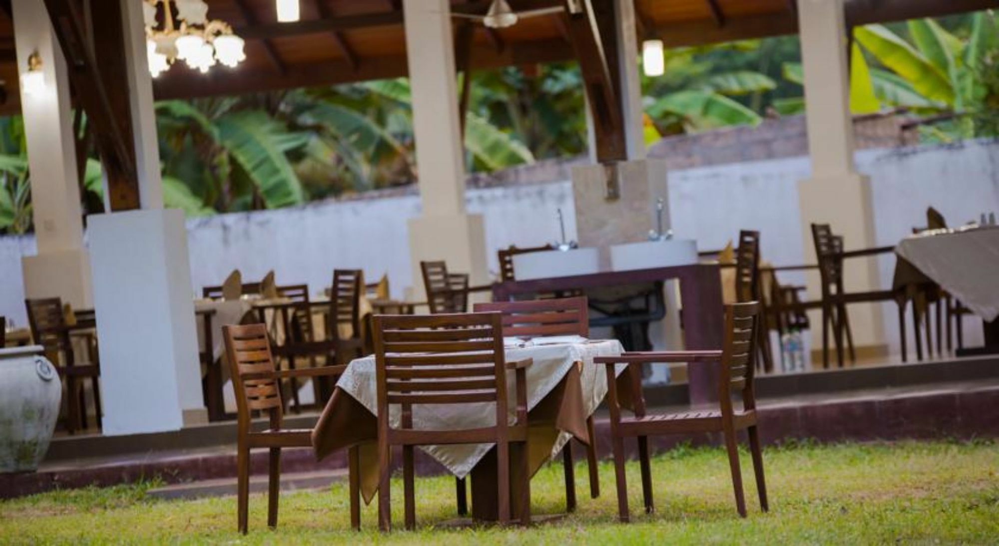 Hotel Chenra Kataragama Bagian luar foto